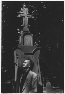 351554 Portret van funerair spreker Ad van Steenis op een begraafplaats te Utrecht.